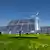Painéis de energia fotovoltaica e turbina eólica em campo florido