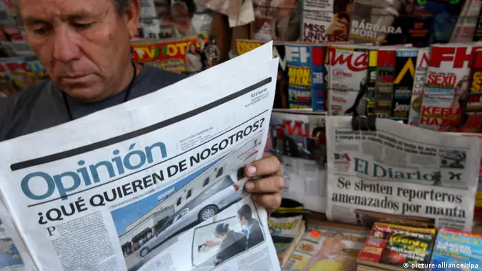 A Man in Mexico reads the opinion section of a newspaper