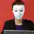 Женщина в маске работает на ноутбуке