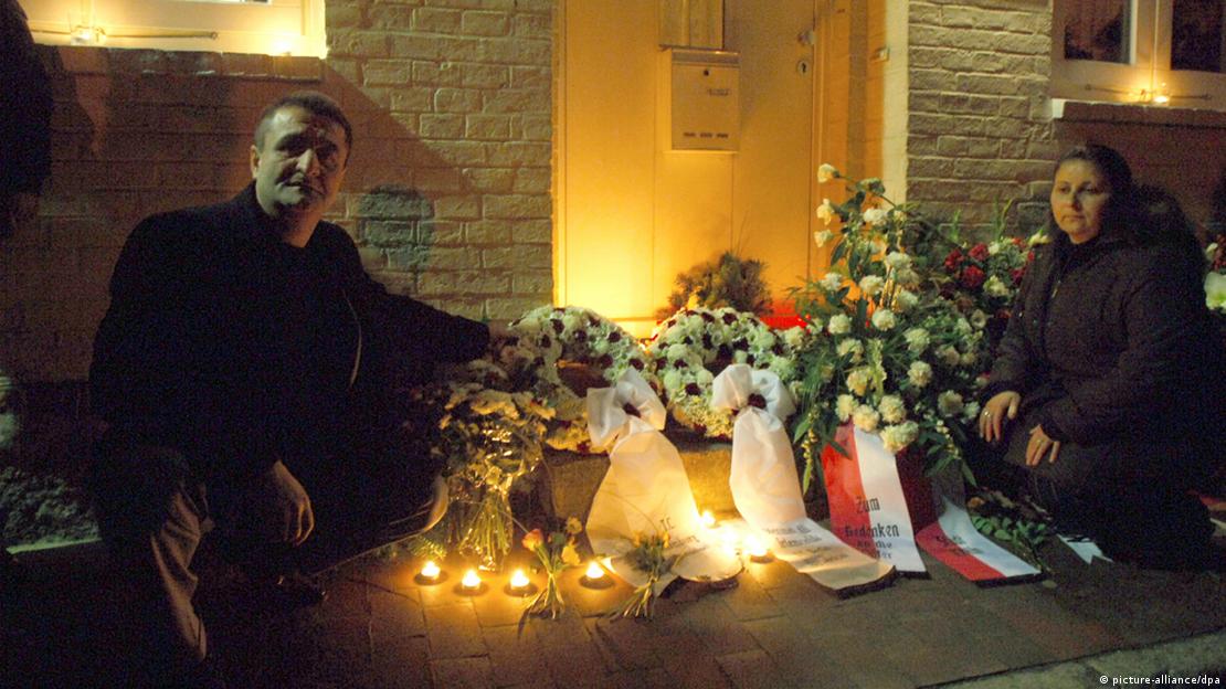 Mölln saldırısının 15. yıldönümünde düzenlenen anma töreninde Faruk Arslan ve bir yakını - (23.11.2007 - Mölln)