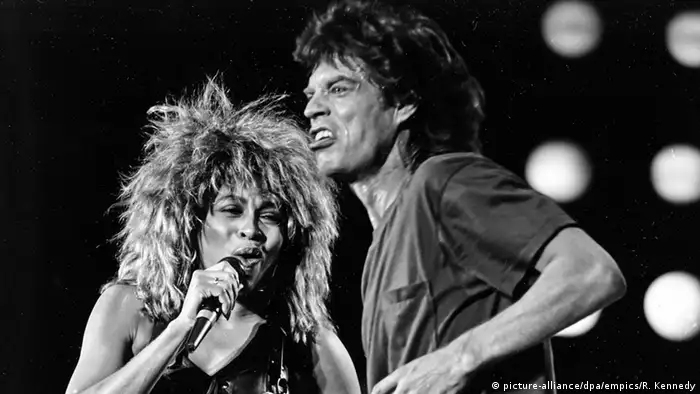 Tina Turner and Mick Jagger singing on stage (picture-alliance/dpa/empics/R. Kennedy)