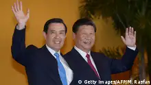 7.11.2015 *** Bildunterschrift:Chinese President Xi Jinping and Taiwan President Ma Ying-jeou wave to journalists before their meeting at Shangrila hotel in Singapore on November 7, 2015. The leaders of China and Taiwan hold a historic summit that will put a once unthinkable presidential seal on warming ties between the former Cold War rivals. AFP PHOTO / MOHD RASFAN (Photo credit should read MOHD RASFAN/AFP/Getty Images) Copyright: Getty Images/AFP/M. Rasfan