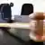 Деревянный молоток и микрофон на столе