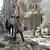 Crianças em meio a destroços de casas bombardeadas em Aleppo, na Síria