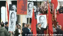 Deutschland Demonstranten mit Bildern von Lenin, Ho Tschi Minh und Mao Tsetung vor der Tribüne auf dem Königsplatz in München