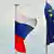 Флаги России и Евросоюза в Ницце на фоне самолета
