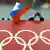 Российский флаг над Олимпийскими кольцами