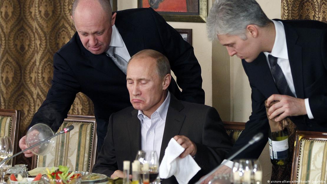 Yevgeni Prigojin, 2011 yılında yeni açtığı bir restoranda Vladimir Putin'e yemeğini servis ediyor