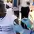 Un agent de l'Organisation mondiale de la santé administre une vaccination lors du lancement d'une campagne visant à vaincre une épidémie d'Ebola (mai 2018)