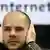 Человек закрыл руками уши в знак протеста проитв блокады интернета