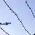 Dikenli tellerin ardında havada flu uçak görüntüsü