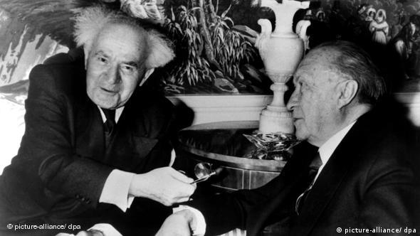 Adenauer ve Ben-Gurion, 1960 yılında New York'ta yapılan toplantıda el sıkışırken