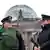 Двое полицейских стоят у здания бундестага