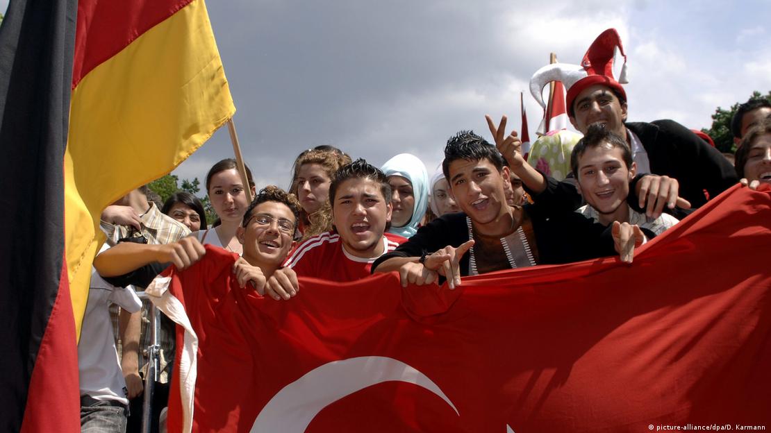 Almanya'daki mevcut düzenleme doğrultusunda, Alman vatandaşlığına geçmek isteyen Türklerin Türk vatandaşlığından çıkması gerekiyor. 