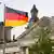 Здание бундестага и флаг Германии