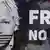 Плакат с призывом к Великобритании не выдавать Джулиана Ассанжа США
