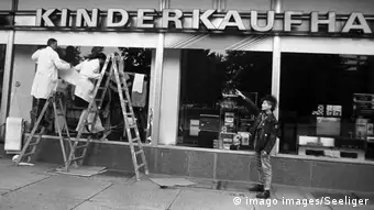 La vitrine d'un magasin de l'Alexanderplatz est réaménagée en préparation de l'union monétaire
