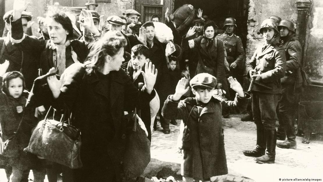 İkinci Dünya Savaşı sırasında, Varşova Gettosu'nda çıkan ayaklanmanın ardından aralarında çok sayıda kadın ve çocuğun bulunduğu Yahudiler, Alman askerleri tarafından tahliye ediliyor - (1943)