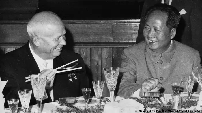 1959年9月苏联领导人赫鲁晓夫访华（图），参加中华人民共和国建国十周年活动。当时中苏领导人在政治理念上的分歧和战略利益方面的矛盾就已显现。1960年莫斯科召回援华的全部苏联专家，废除两国经济技术合作的各项协议。北京则对苏联的“修正主义”以及苏共的对外对内政策展开了长期的尖锐批评。