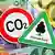 Символические дорожные знаки против СО2 и за защиту климата на фоне купюр еврои 