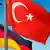 Symbolbild | Türkische und deutsche Nationalflaggen wehen vor blauem Himmel