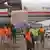 Des travailleurs déchargent des produits d'aide liés à Ebola venus de Chine à l'aéroport de Conakry le 11 août 2014 (archives)