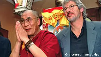 李察基爾關注藏人議題多年，曾與達賴喇嘛合影（資料照）
