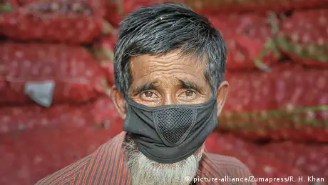 Bangladesh Älterer Mann mit Schutzamaske