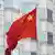 資料照片：中國駐柏林大使館門前的國旗