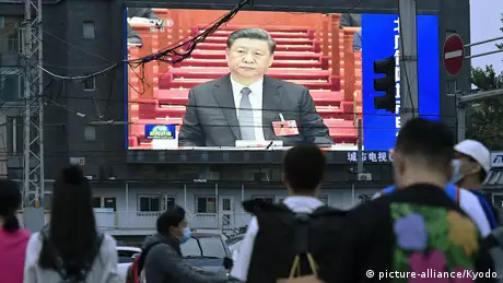 China | Xi Jinping auf Bildschirm in Peking während Fernsehansprache