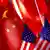 Chinesische und US-amerikanische Fahnen nebeneinander