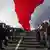 Участники протеста в Минске растягивают огромный бело-красно-белый флаг