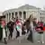 Участники протестов против Лукашенко у здания цирка в Минске   