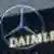 Мерседесовская звезда на фоне надписи Daimler на штаб-квартире концерна