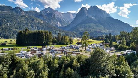 Ein Campingplatz vor der Zugspitze, Deutschland