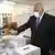 Премьер Болгарии Бойко Борисов в медицинской маске с избирательным бюллетенем