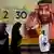 صورة لولي العهد السعودي الأمير محمد بن سلمان بجانب شعار رؤية 2030 خارج مركز تجاري في جدة، المملكة العربية السعودية، 6 ديسمبر 2019.