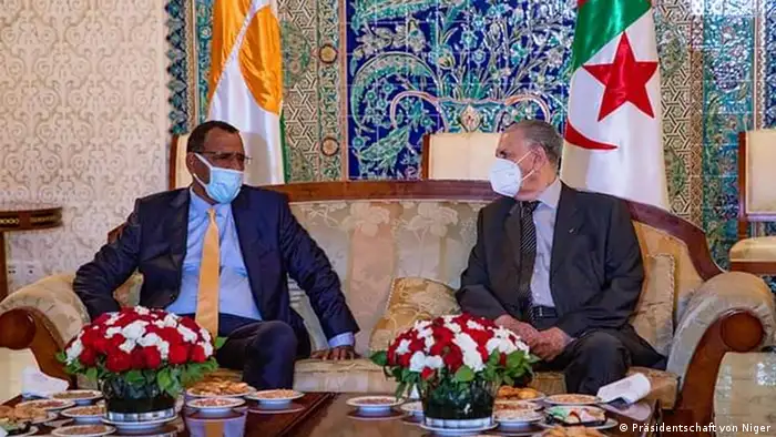 Nigerien President Mohamed Bazoum (L) in Algiers.