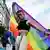 Участник ЛГБТИ-шествия с радужным флагом