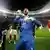 حارس الأهلي محمد الشناوي يحتفل بعد الفوز بكأس السوبر الأفريقي للمرة الثامنة في تاريخ النادي (22/12/2021)