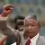 Nelson Mandela lève le poing, quelques jours après sa libération de prison en février 1990