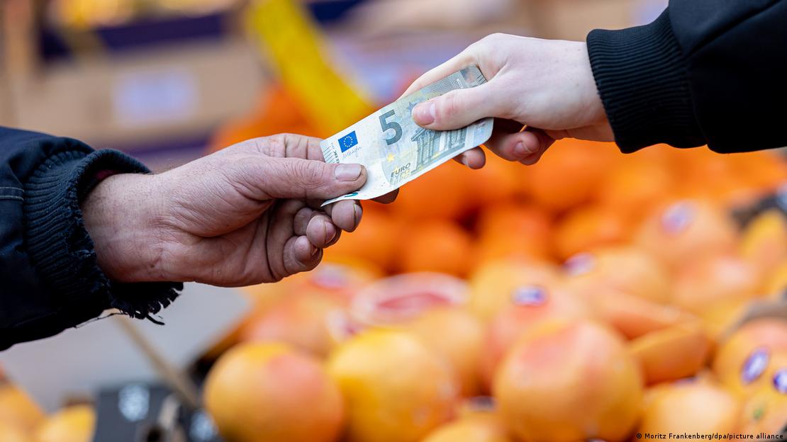 Bir gıda alışverişi sonrası elden ele aktarılan 5 euroluk banknot