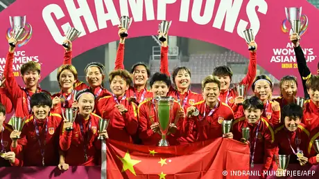 相较于男足的萎靡不振，中国女足在2022年2月以戏剧性的方式赢得了亚洲杯，在0-2落后的情况下在决赛中以3-2击败韩国队。这也是中国女足第九次夺得亚洲杯冠军，同时说明了为什么球迷和当局越来越把注意力放在女足而不是男足身上。 2022年10月中国足协、教育部、财政部以及国家体育总局公布了一项旨在将女足提升到世界最高水平的计划及其细节。如果中国女足能在今年夏天的女子世界杯上表现出色，很可能有助于中国启动新的女足计划。