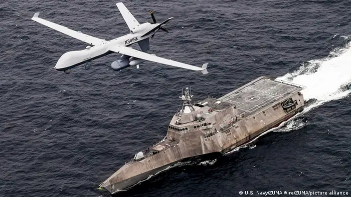 MQ-9B「海上衛士」（Sea Guardian）無人機飛過美軍戰艦上空