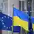 Флаги ЕС и Украины перед зданием Европарламента в Брюсселе, 1 марта 2022 года