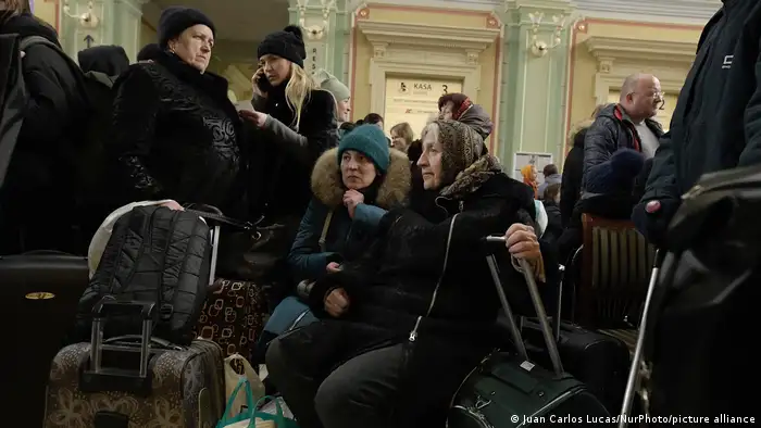  Menschen im Bahnhof von Przemysl