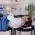 صورة رمزية، شخص ينام في مكتبه