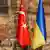 Rusya, Türkiye ve Ukrayna bayraklarının ortasında, üzerinde T.C. Cumhurbaşkanlığı forsu bulunan boş bir kürsü