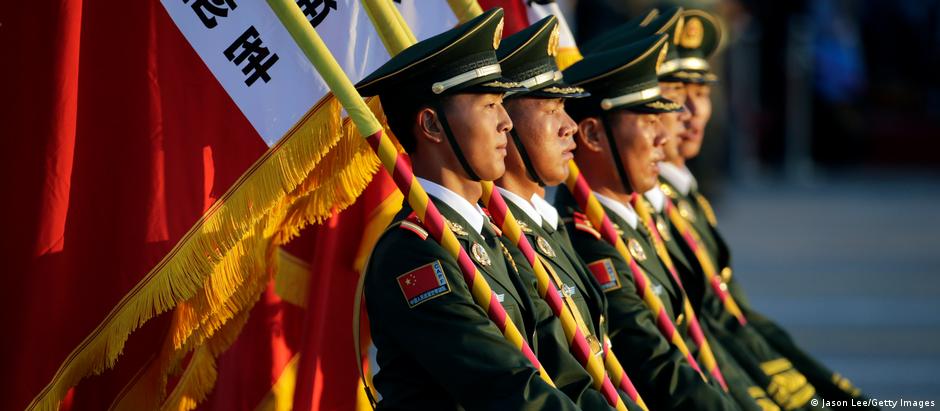 China Peking 2015 | Paramilitärische Polizisten & Flaggen