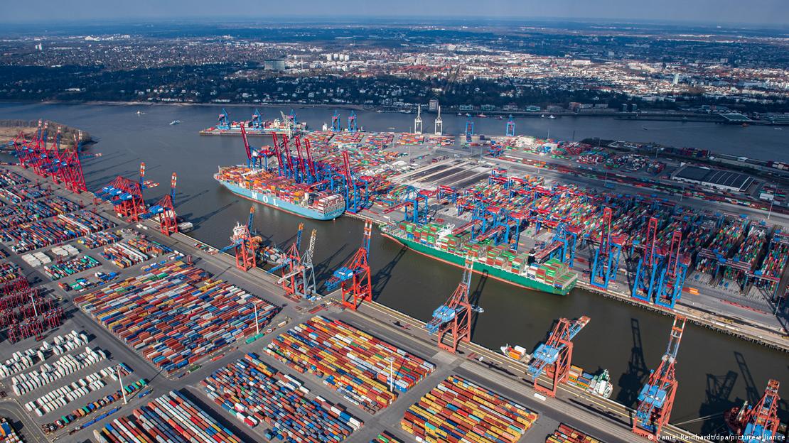 Almanya'nın ihracatında önemli rol oynayan Hamburg limanında konteyner terminali